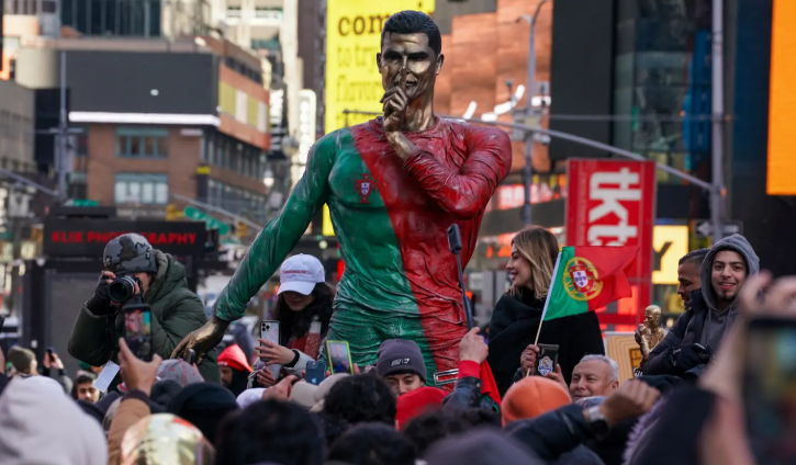 CR7 statue